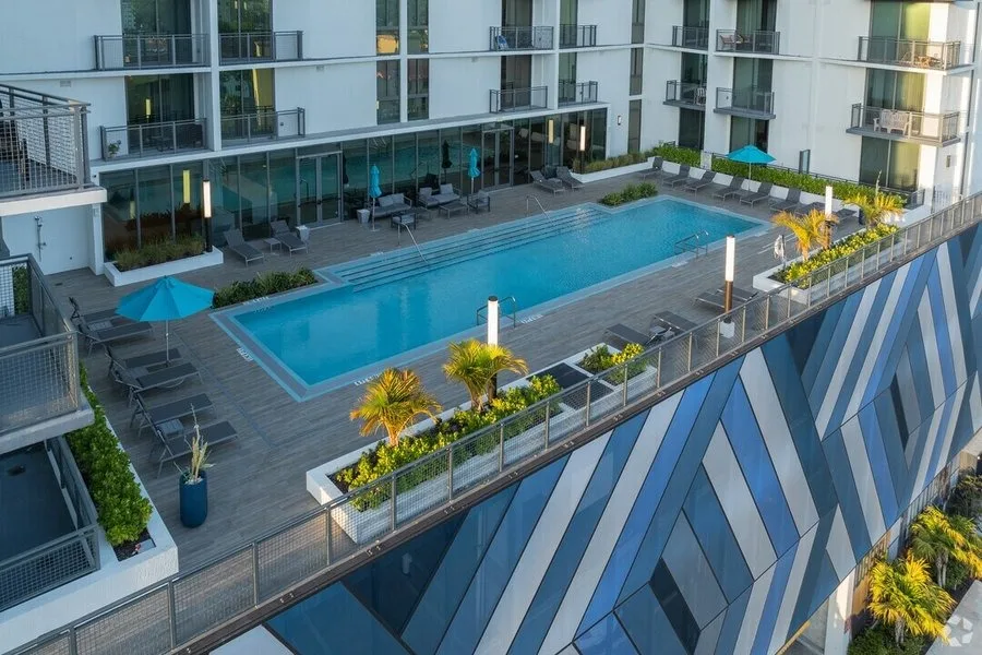 Nine Hollywood - photo 1